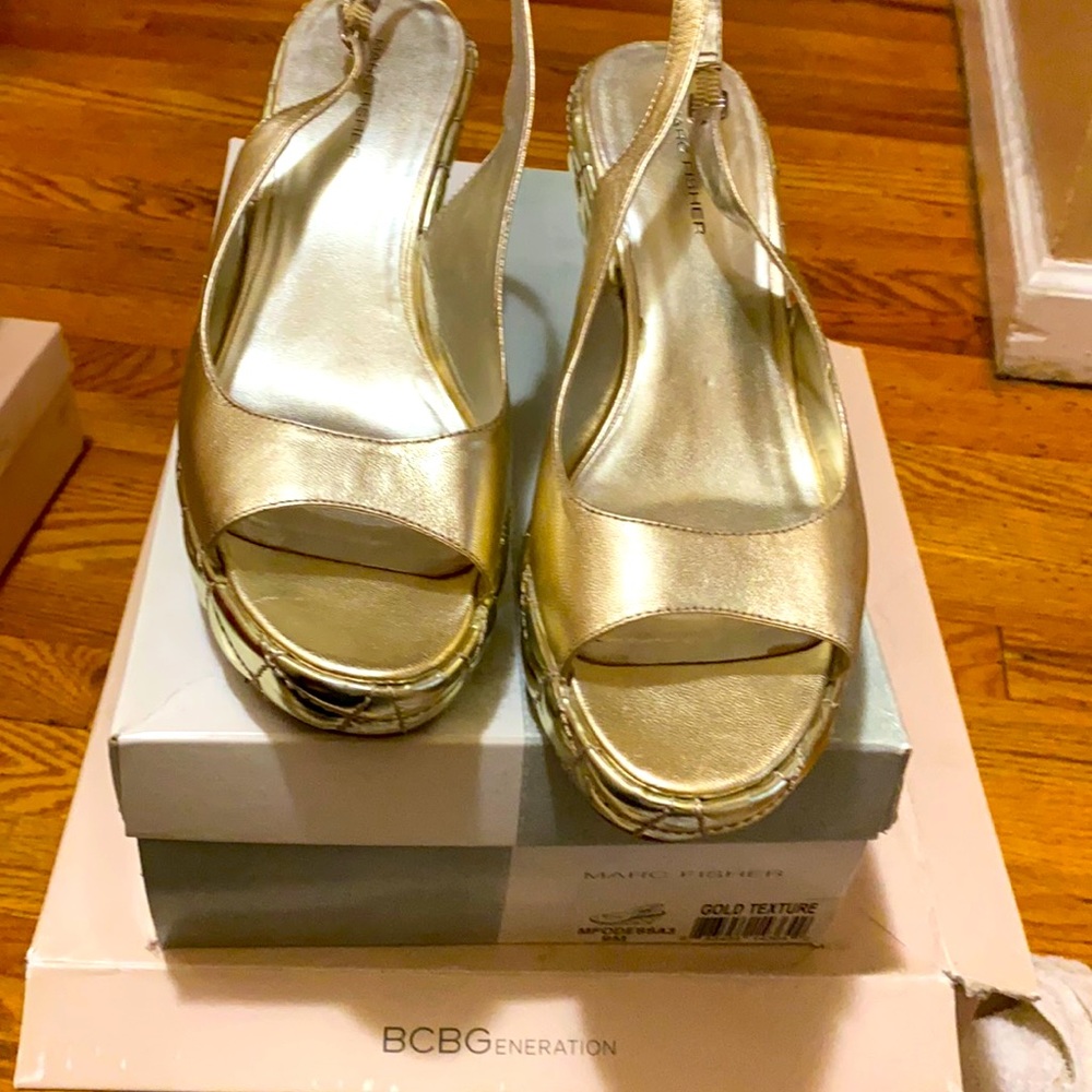 Gold texture wedge heels